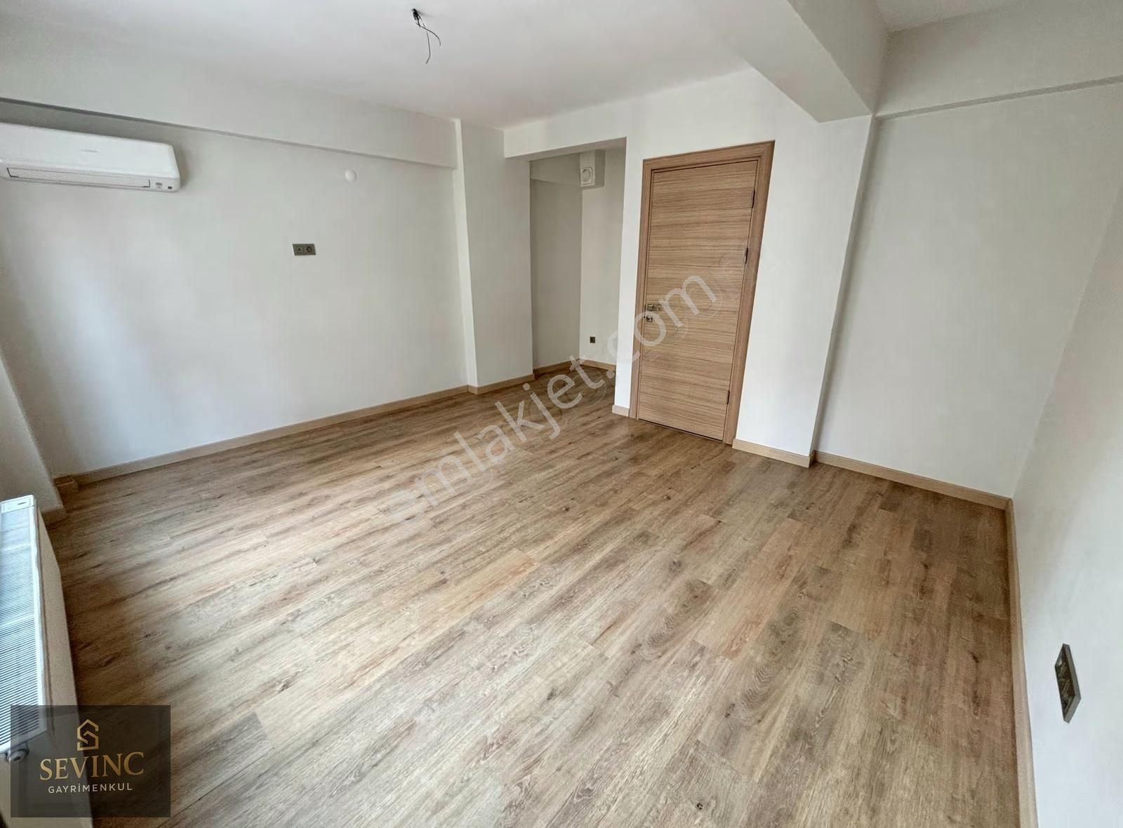 Sevinç'ten Şehrin Tam Merkezinde 4 Yaşında Ara Kat Kiralık Daire - Görsel 26