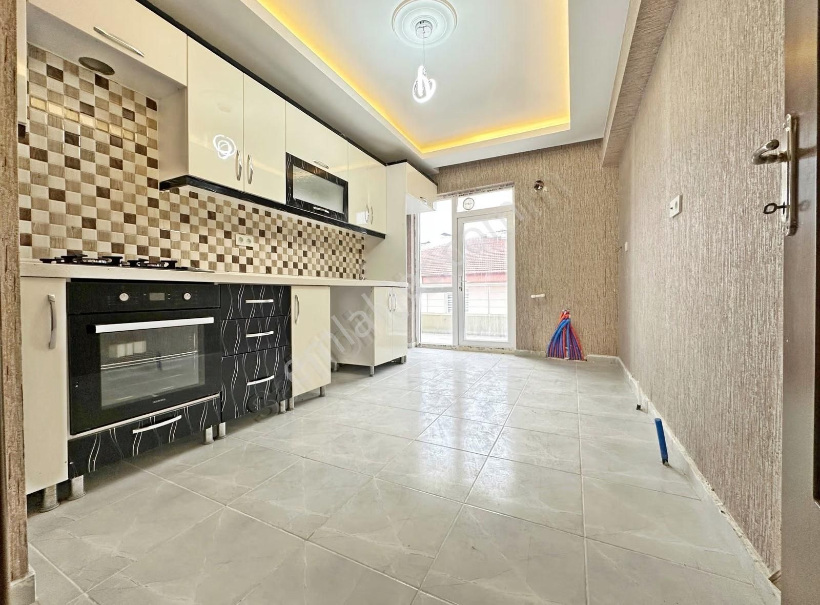 Keçiören'de Teras Balkonlu, Yapılı, Merkezi Konumda 3+1 Daire - Görsel 3