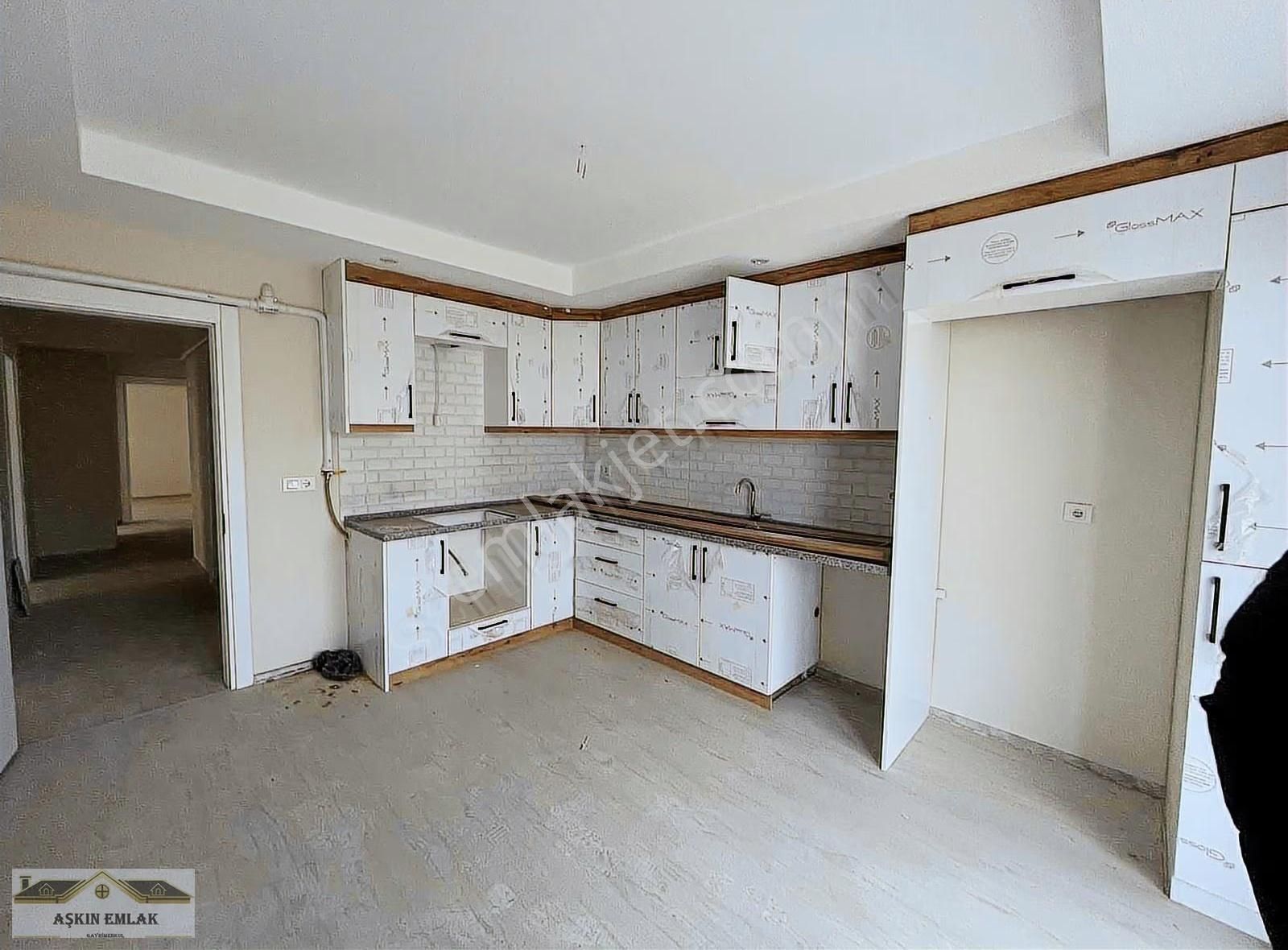 Salihli Yeşilyurt Mahallesinde Satılık 3+1 Ler