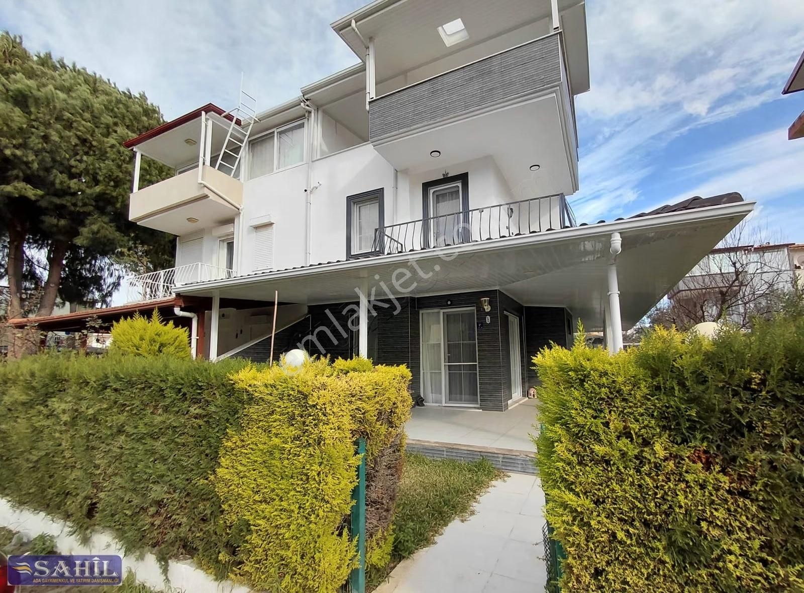 Kuşadası Davutlar Sahilinde Satılık 3+1 Villa