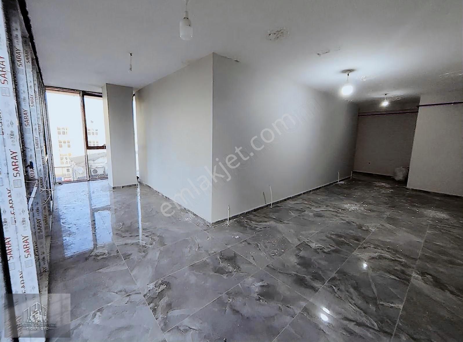 Sulyapıdan Prestijli Cam Giydirmeli Caddeye Yakın Komple Plaza - Görsel 7