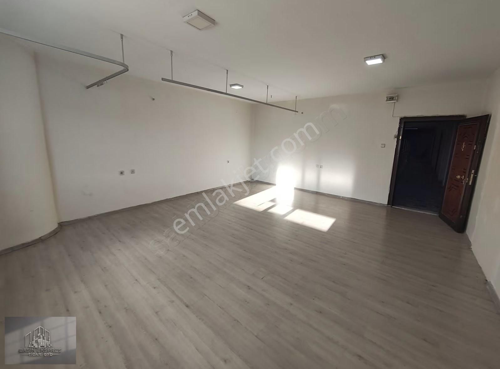 Sulyapıdan Güneşli Meydanda Tabela Değeri Yüksek Kiralık Ofis - Görsel 2