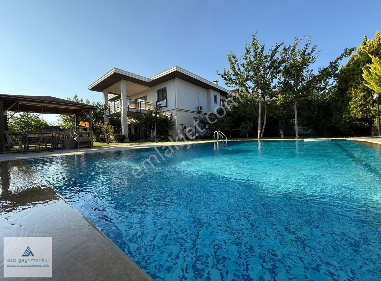 Silivri Ortaköyde Satılık 8+2 Havuzlu Villa