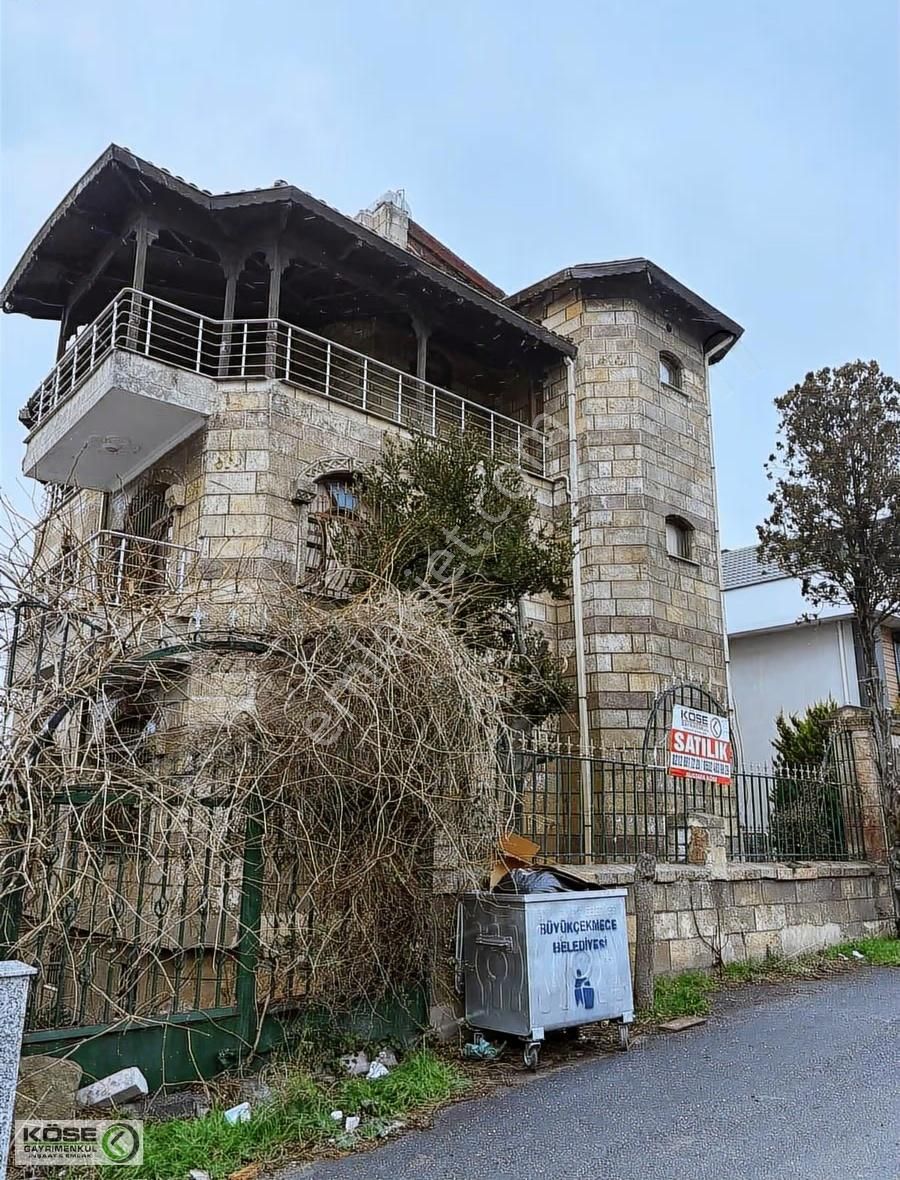 Büyükçekmece Merkez Mah. Satılık 802 M2 Arsaya Sahip Villa