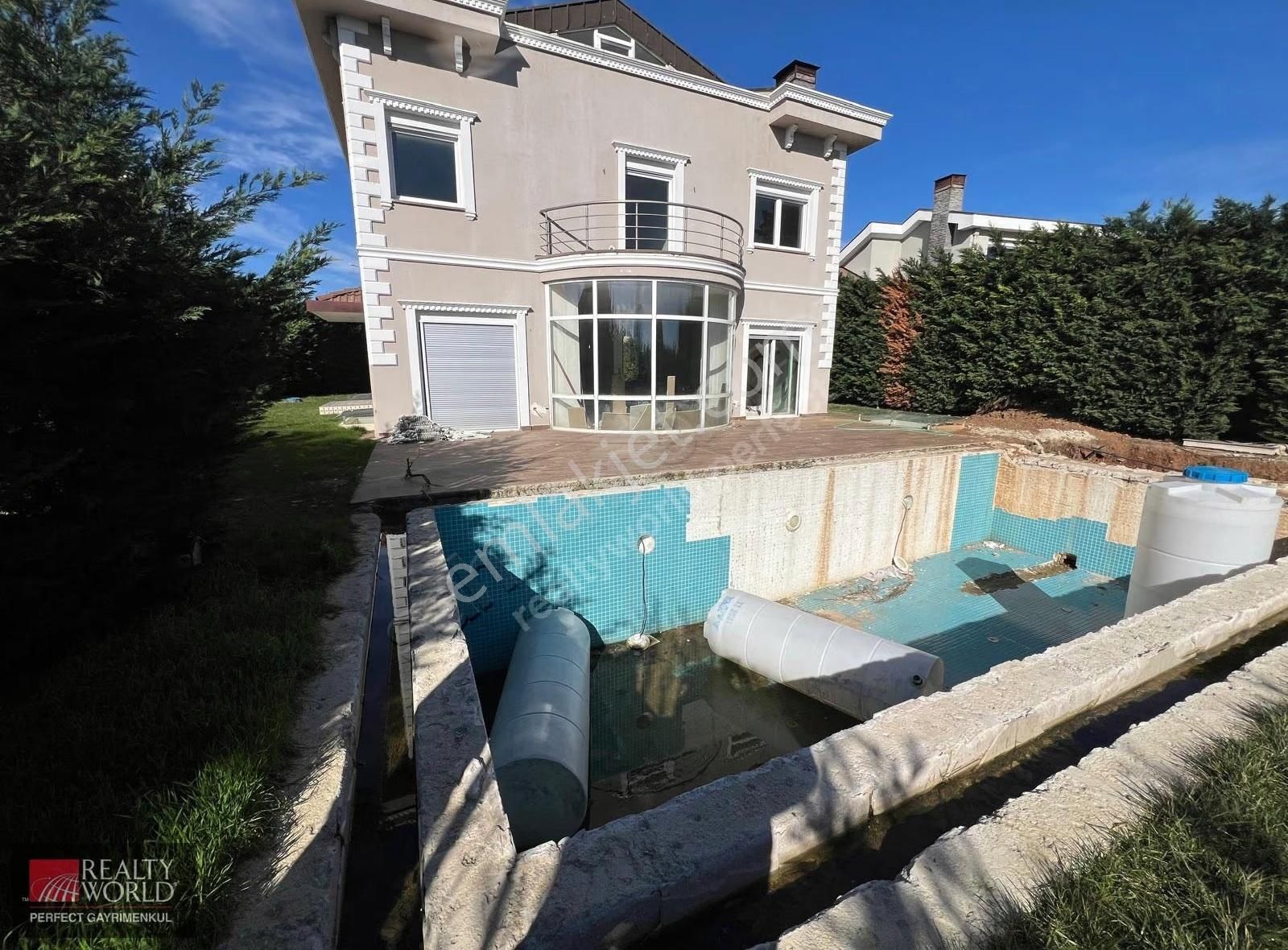 Zekeriyaköyde Sitede Satılıkmüstakil Natamam 5+2 Forlex Havuzlu