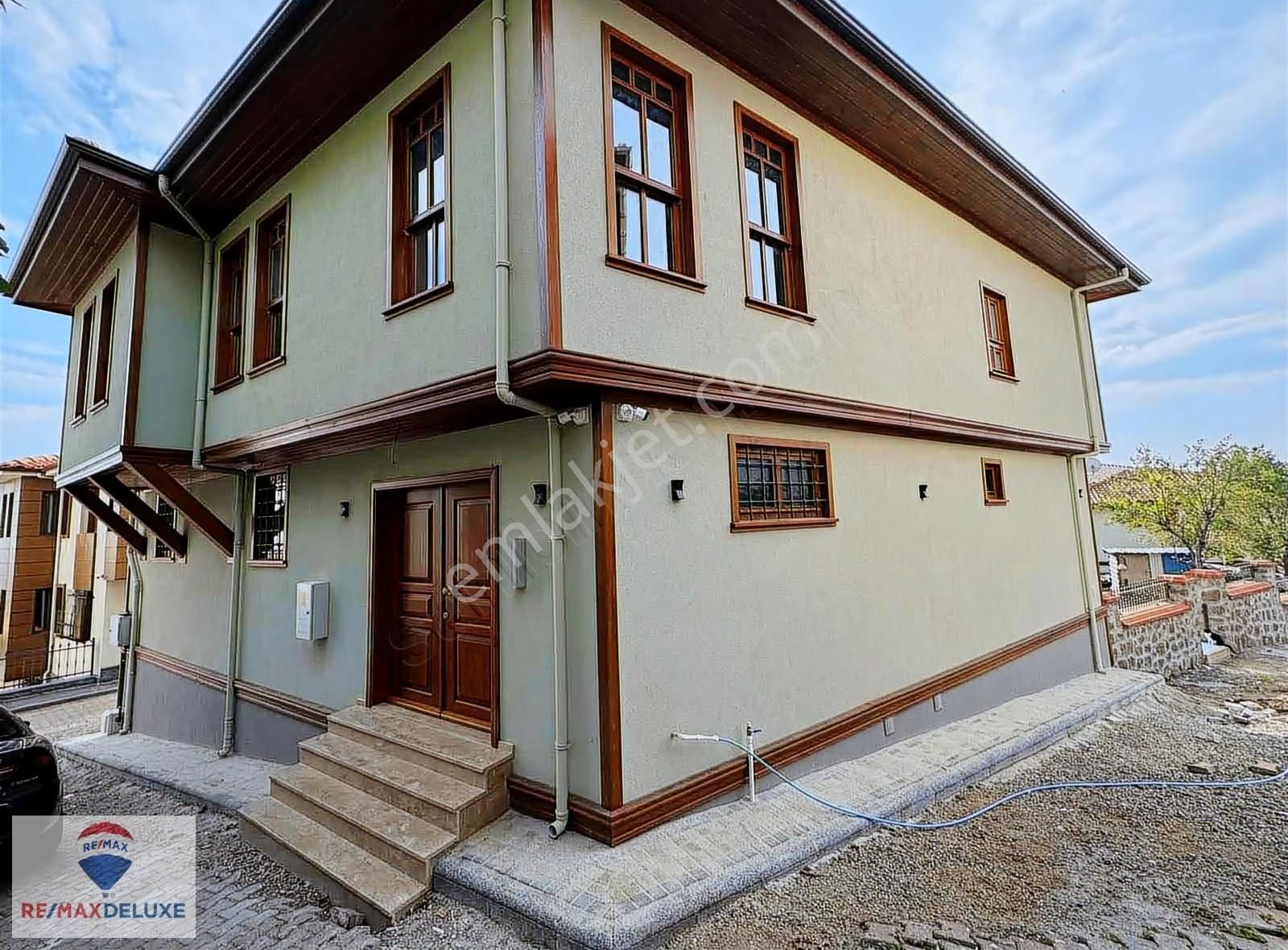 Tarih Koridorunda Restore Edilmiş Geniş Bahçeli Satılık Konak