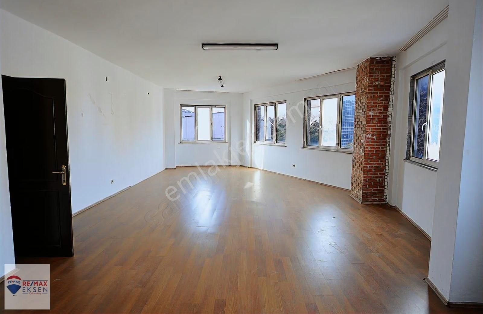 Dudulluda 260 M2 Ofis Katta Tek Diğer İş Kollarına Uygun Kira