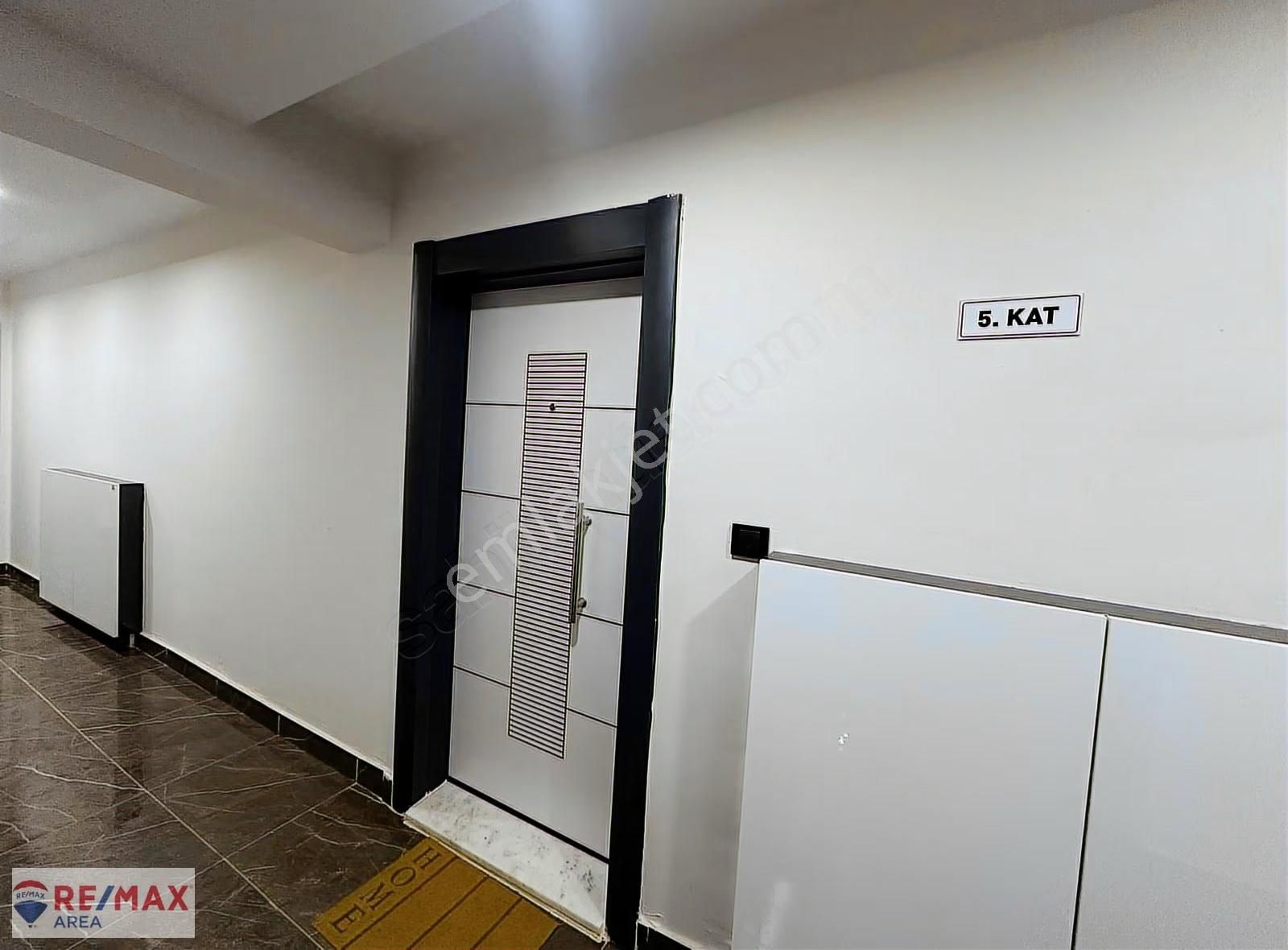 Remax Area Dan Kurtuluş Da Eşyalı Satılık Ara Kat 1+1 Daire - Görsel 9