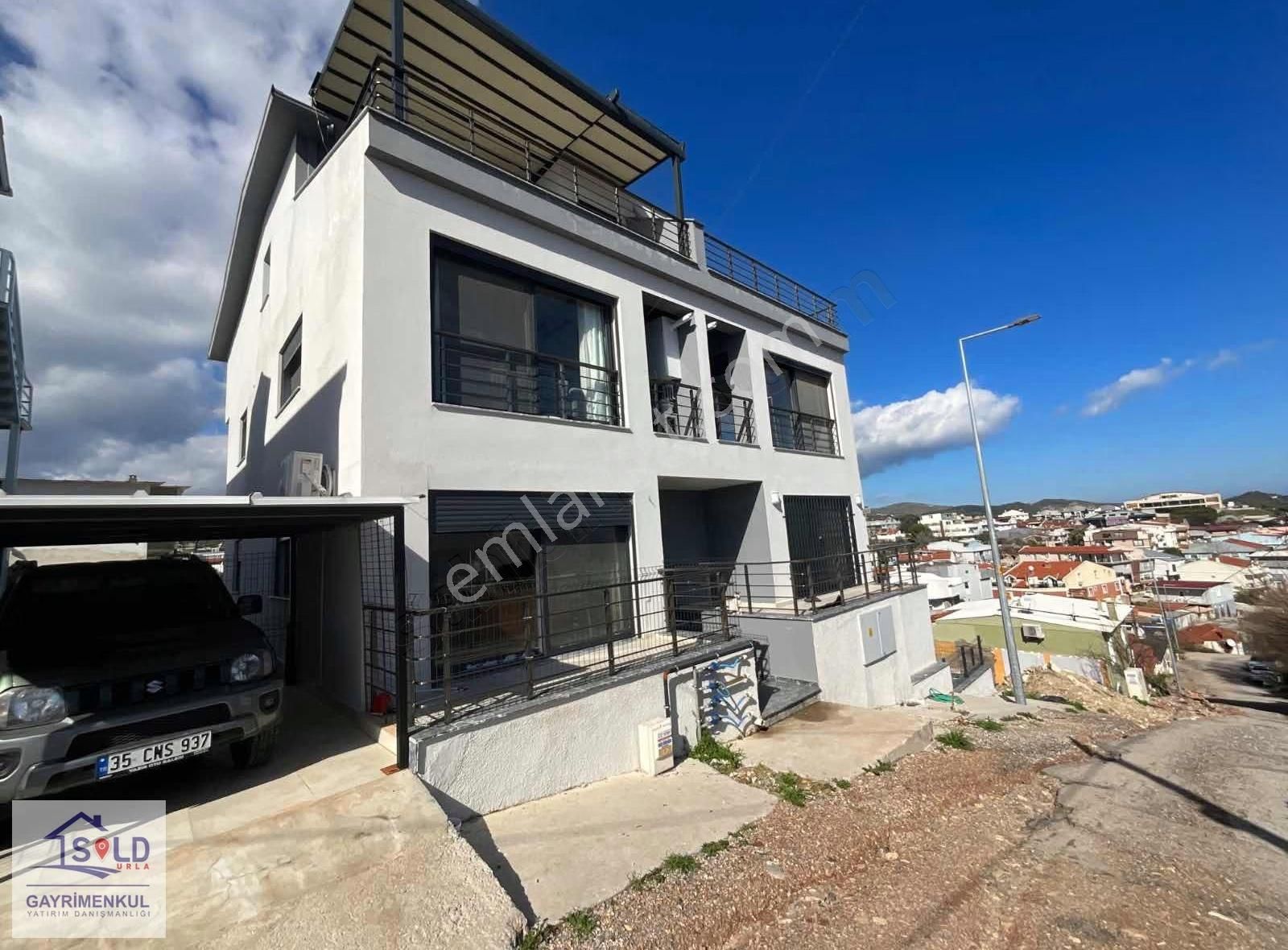 Urla Yaka Mah 3+1 Deniz Manzaralı Bahçeli Satılık Daire