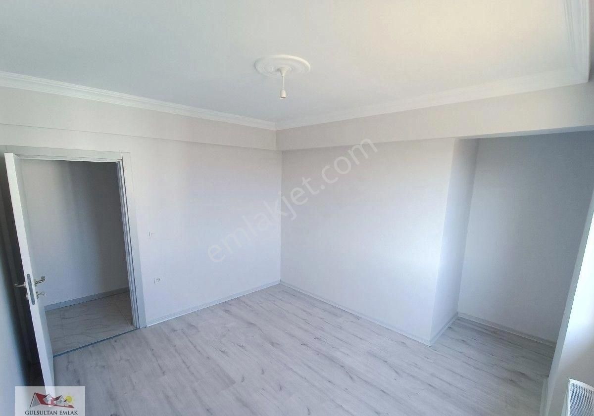 Çınarlı Mahallesi Kalabalıktan Uzak Mükemmel Konumda Satılık 2+1 - Görsel 2