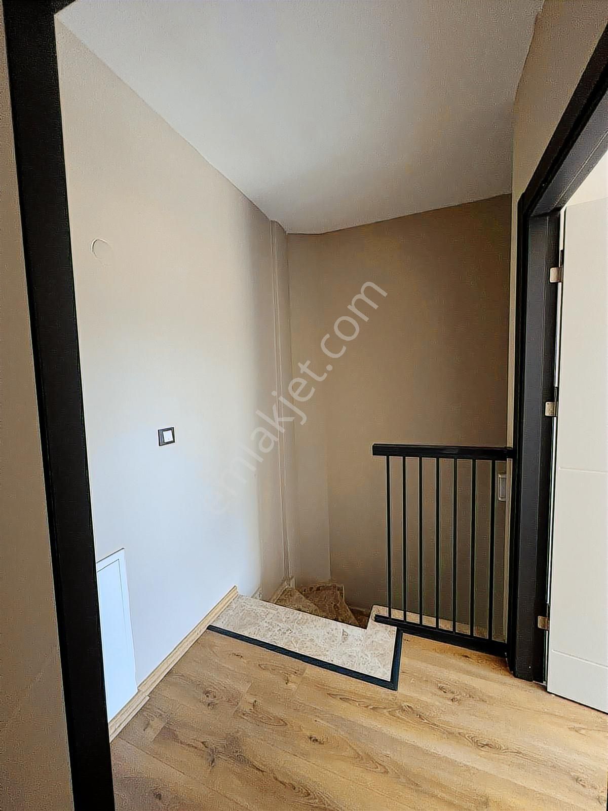 Batı Çıkışına Yakın Güvenlikli Havuzlu Sitede 2 + 1 Daire - Görsel 9