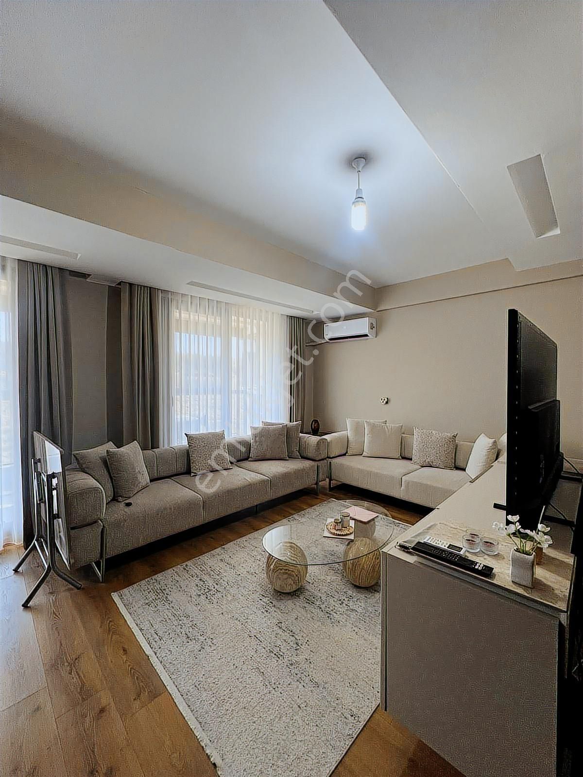 Batı Çıkışına Yakın Güvenlikli Havuzlu Sitede 2 + 1 Daire