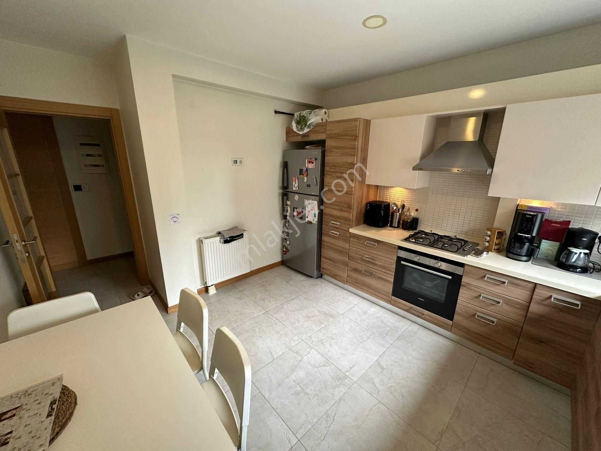 Caddebostan Sahil Plaj Yolunca Köşe Binada Balkonlu - Görsel 11