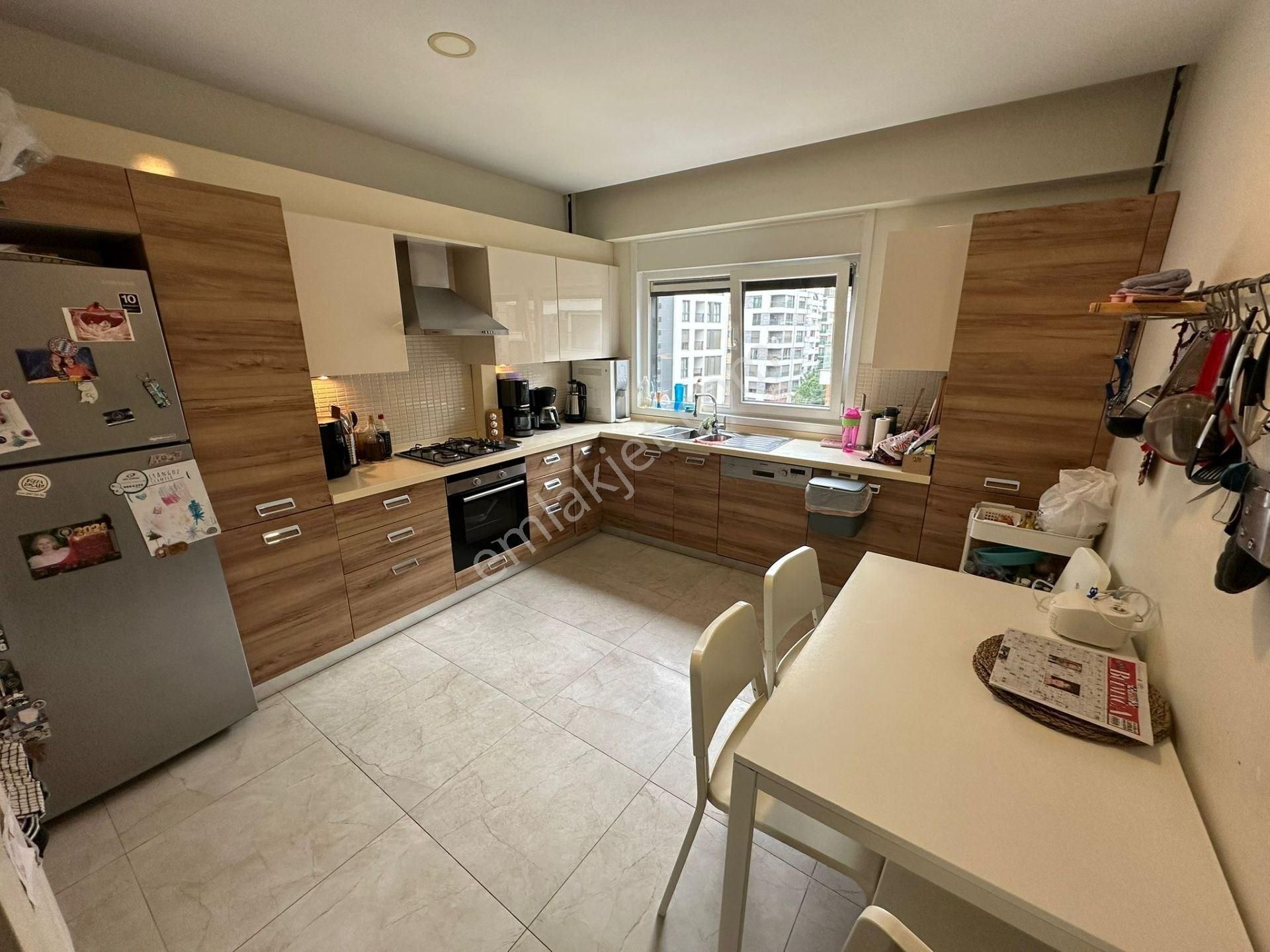 Caddebostan Sahil Plaj Yolunca Köşe Binada Balkonlu - Görsel 8