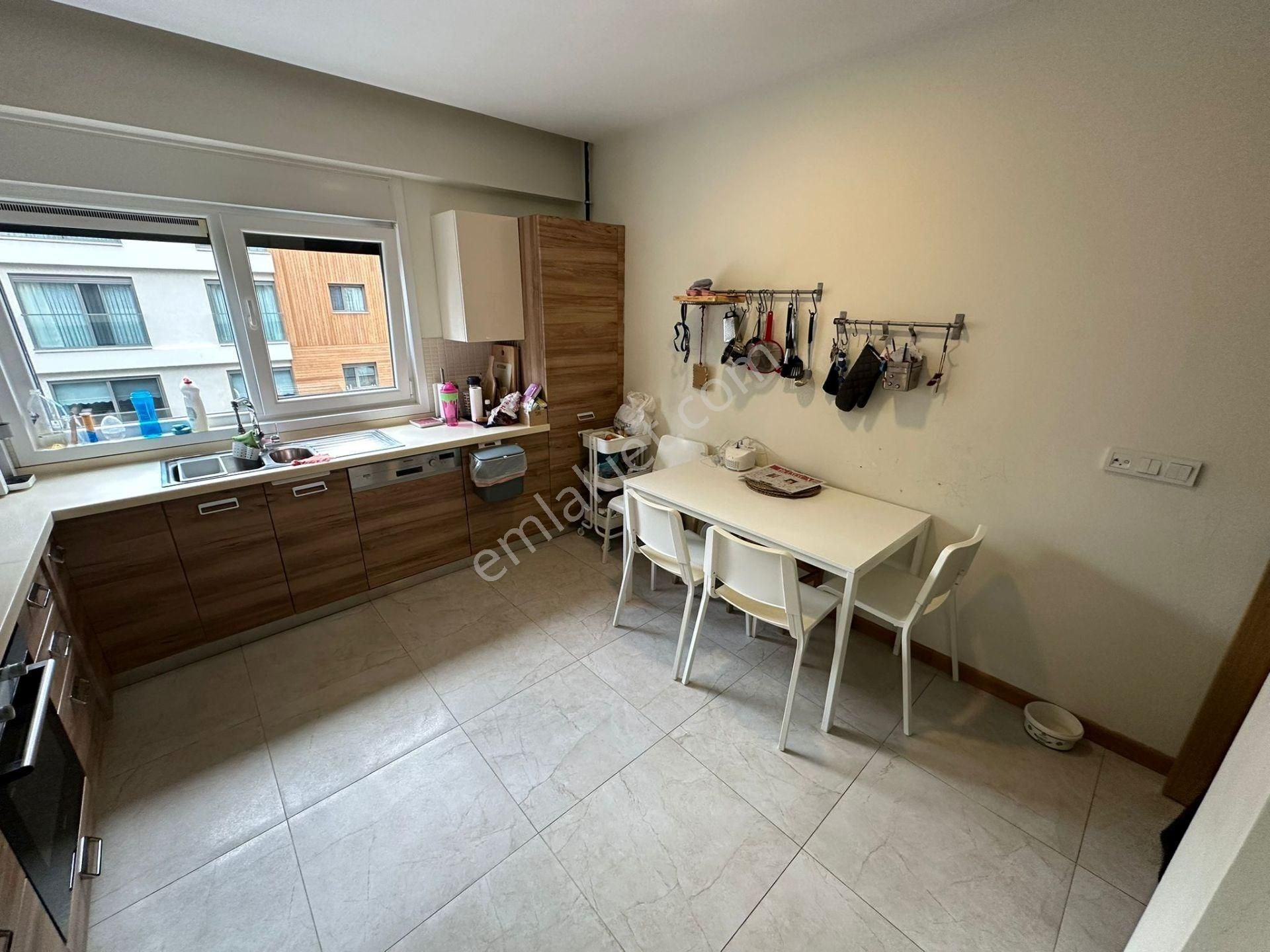 Caddebostan Sahil Plaj Yolunca Köşe Binada Balkonlu - Görsel 9