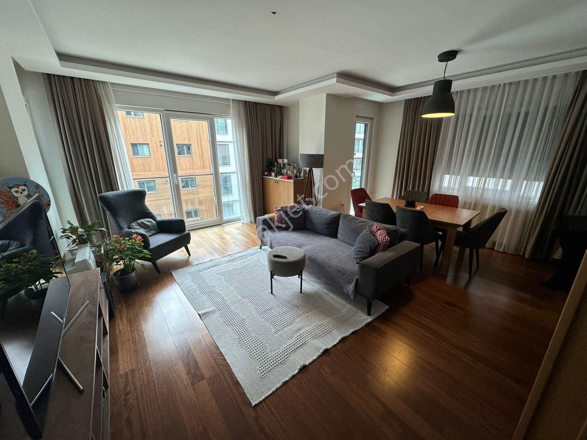 Caddebostan Sahil Plaj Yolunca Köşe Binada Balkonlu