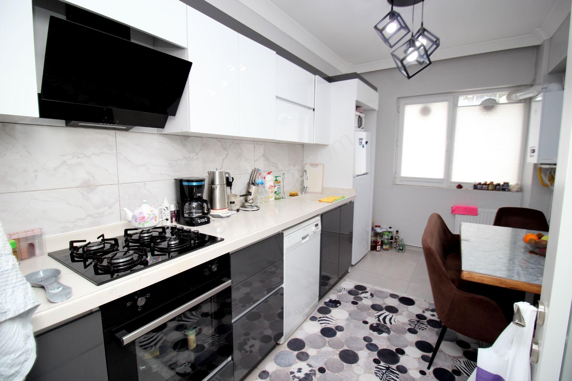 Emre Emlak'tan Süvaride Full Genç Bina'da Ön Cephe Köşe Cephe 2+1 Satılık Daire - Görsel 2