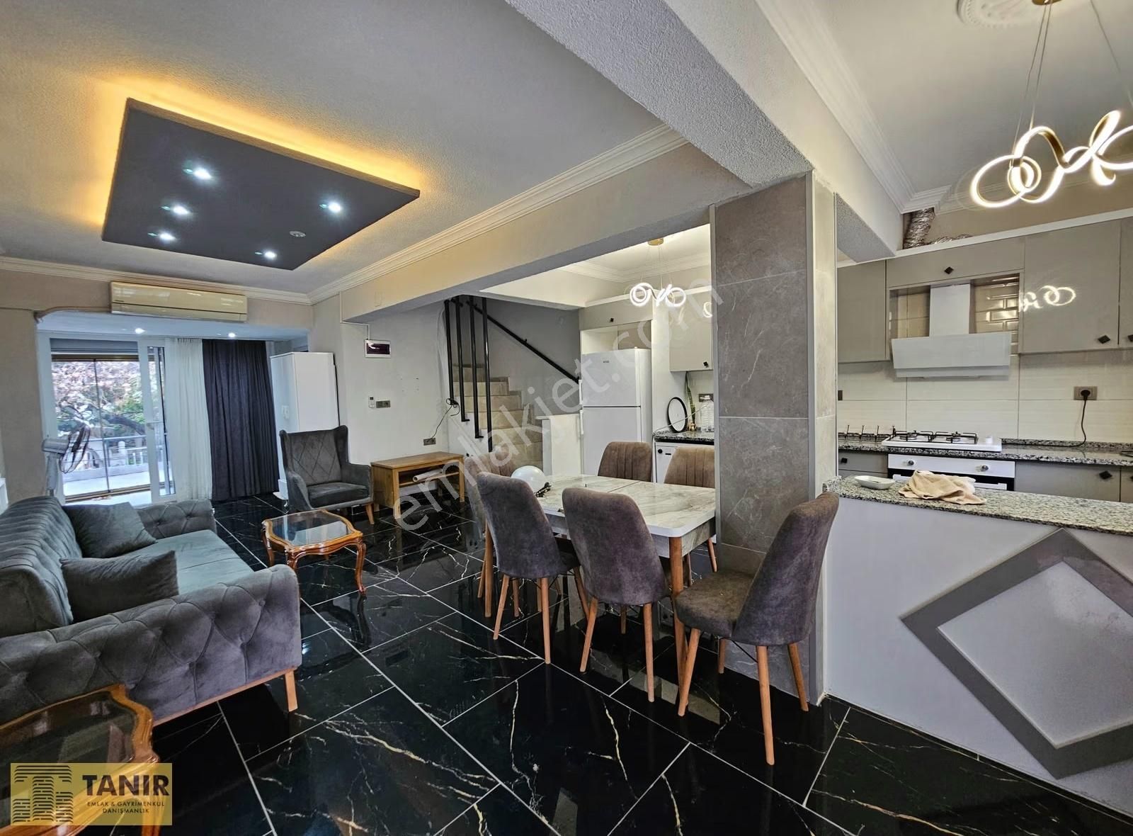 Kuşadası Kadınlar Denizi'nde Denize Yürüme Mesafesinde 3+1 Villa