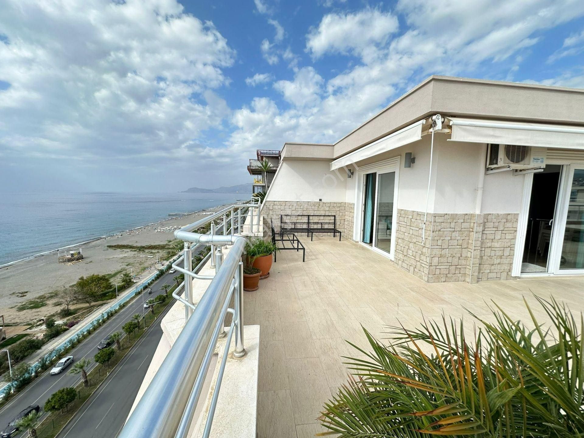 Alanya Mahmutlar’da Denize Sıfır, Panoramik Deniz Manzaralı Ultra Lüks 4+1 Dubleks