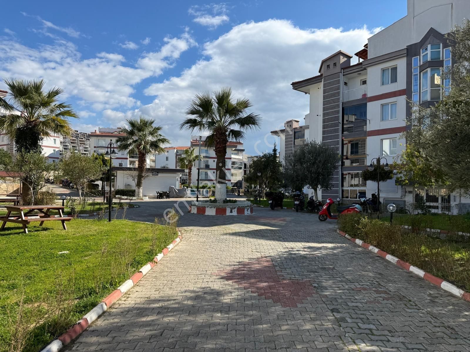 Kuşadası Deniz Manzaralı 3+1 Kapalı Mutfak Havuzlu Site Satılık