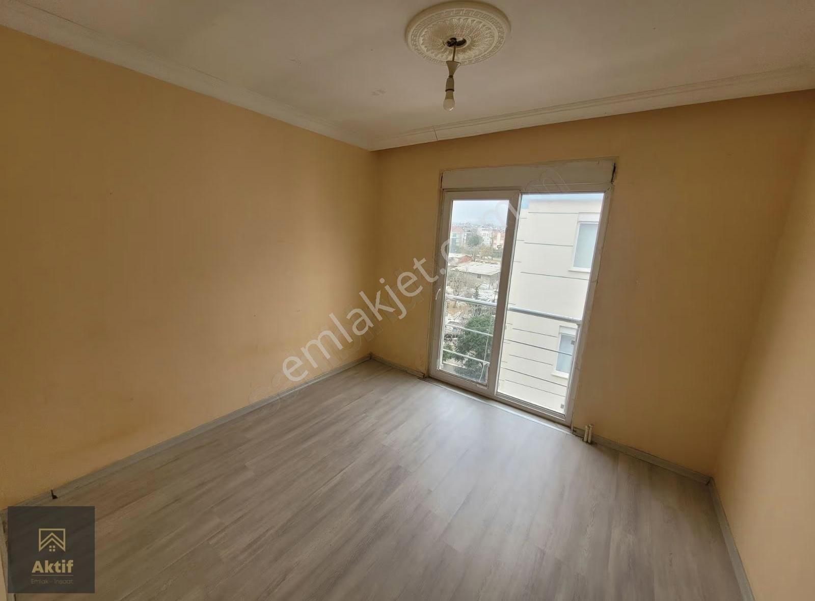 Satılık.... Havuzlu Site İçerisinde Katta Önü Açık 2+1