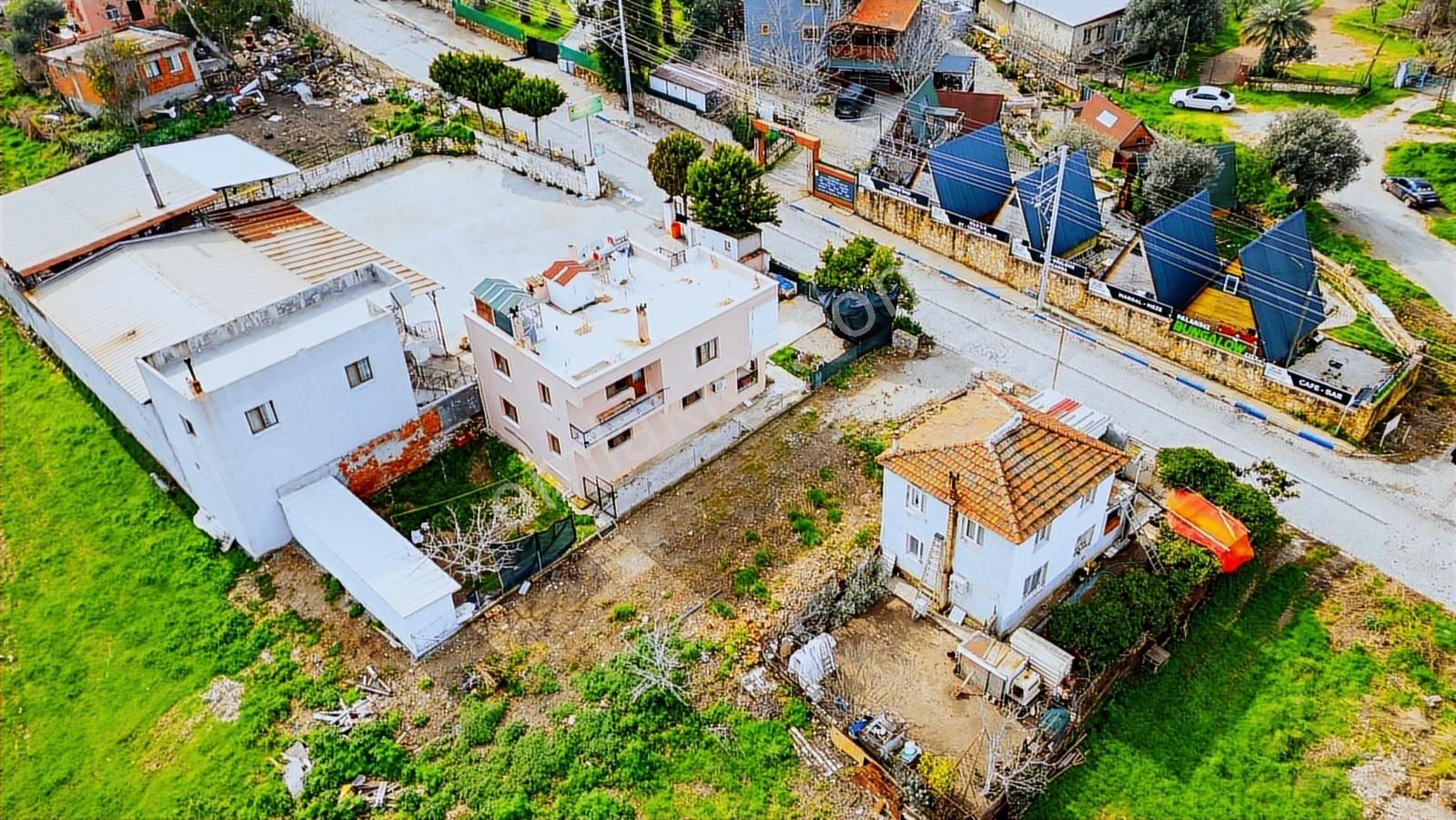 Foça Kozbeyli Köy Merkezinde Yol Üzeri Satılık Tarla - Görsel 3