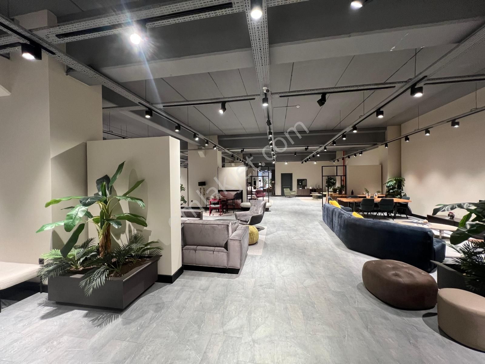 Roma' Dan Bursa Yoluna Cephe Kiralık Mağaza - Görsel 4