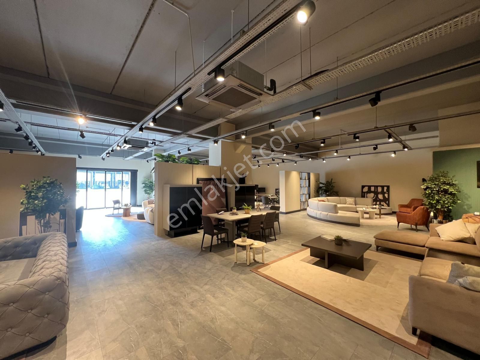 Roma' Dan Bursa Yoluna Cephe Kiralık Mağaza - Görsel 3