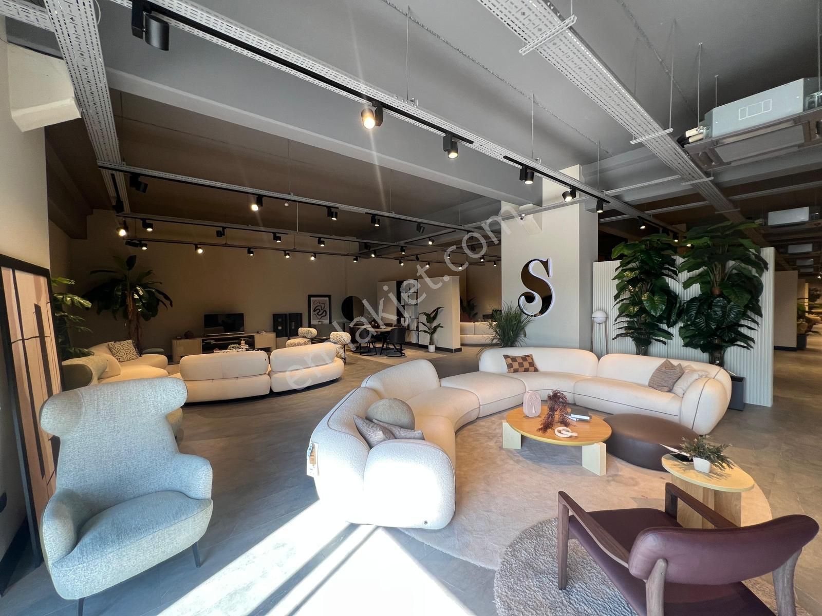 Roma' Dan Bursa Yoluna Cephe Kiralık Mağaza - Görsel 6