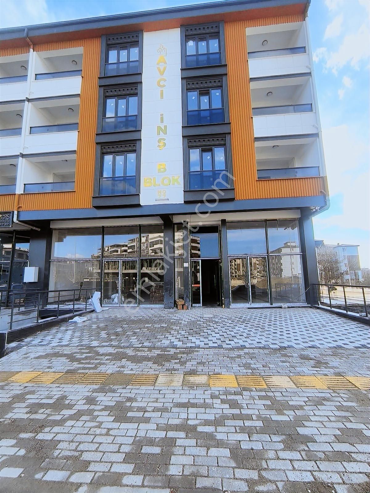 Turkuaz'dan Bankalar Caddesi Üzeri 450m2 Kiralık Çift Dükkan