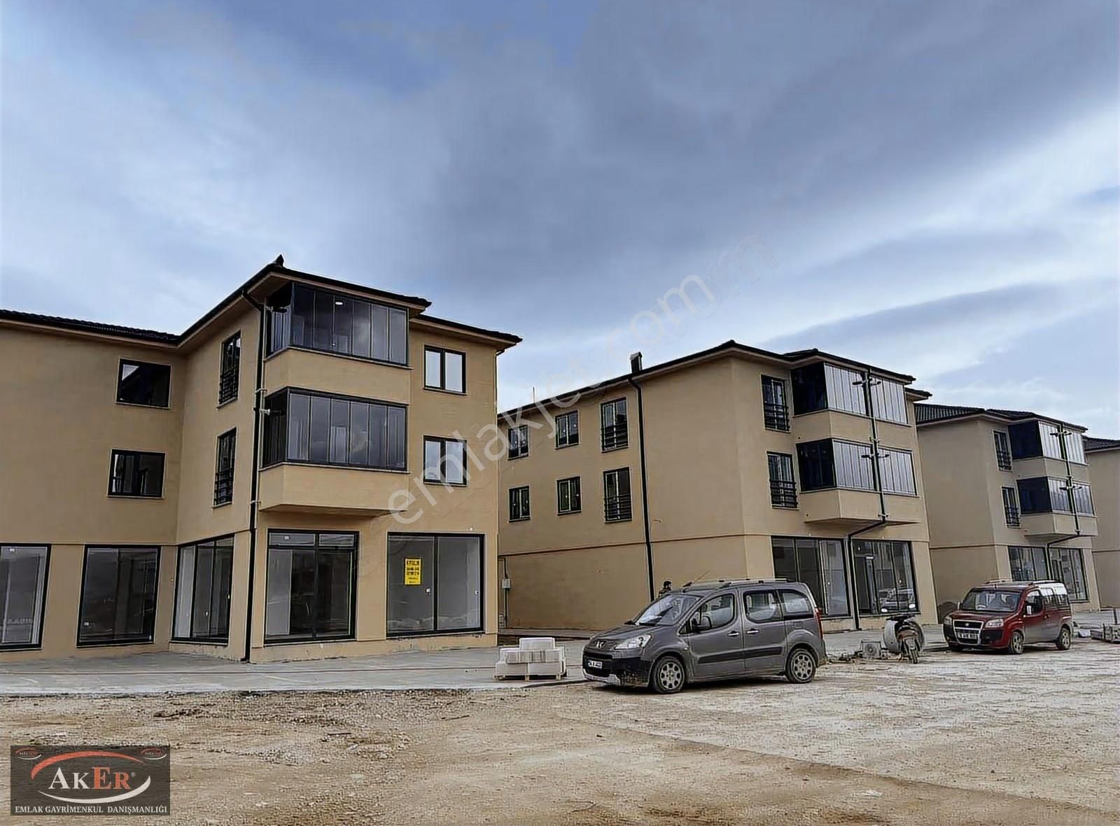 Koridorlu | Ankastre Kombi & Cam Balkon| Ön Cephe | 2+0 Daire - Görsel 2