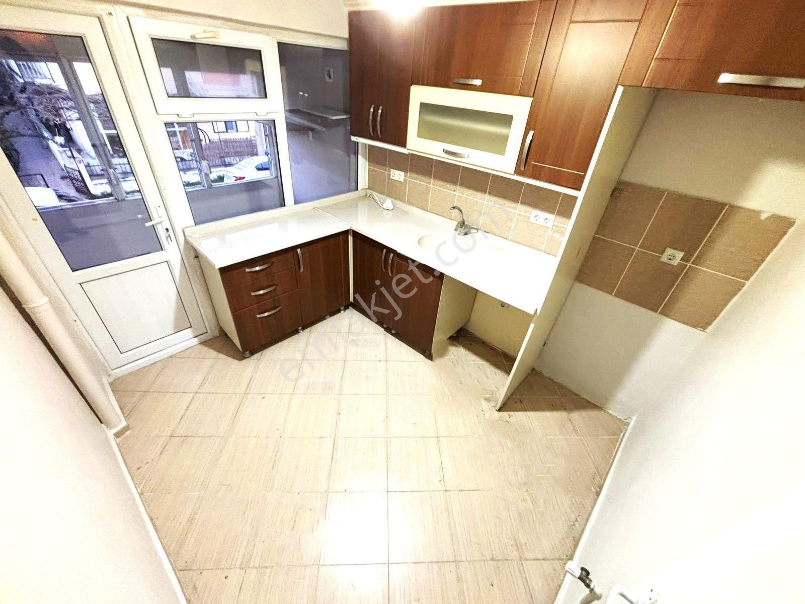 Aygülden Akçay Merkez'de Denize Yakın Çift Cepheli Çift Balkonlu Doğalgaza Uyumlu 3+1 Satılık Daire