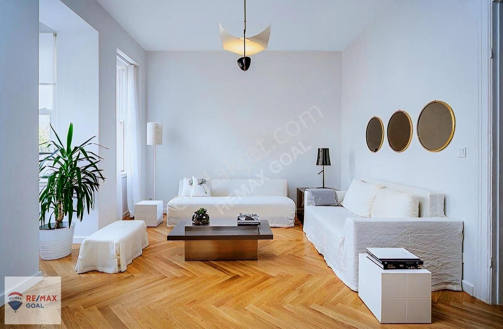 Galata'da Tarihi Binada Yenilenmiş 3+1 Satılık Daire