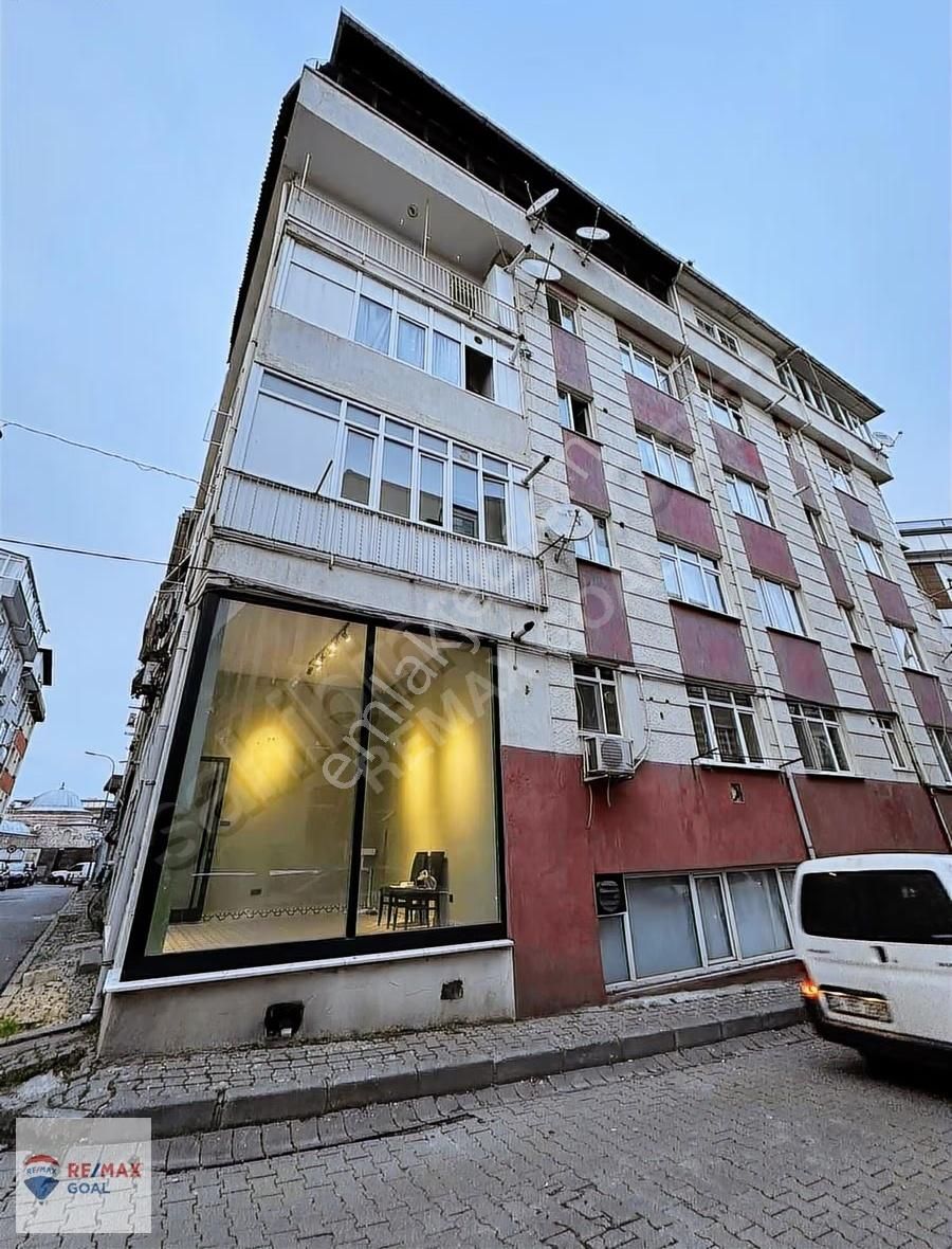 Üsküdar Valide Atikde Merkeze Yürüme Mesafesinde Kiralık Dükkan