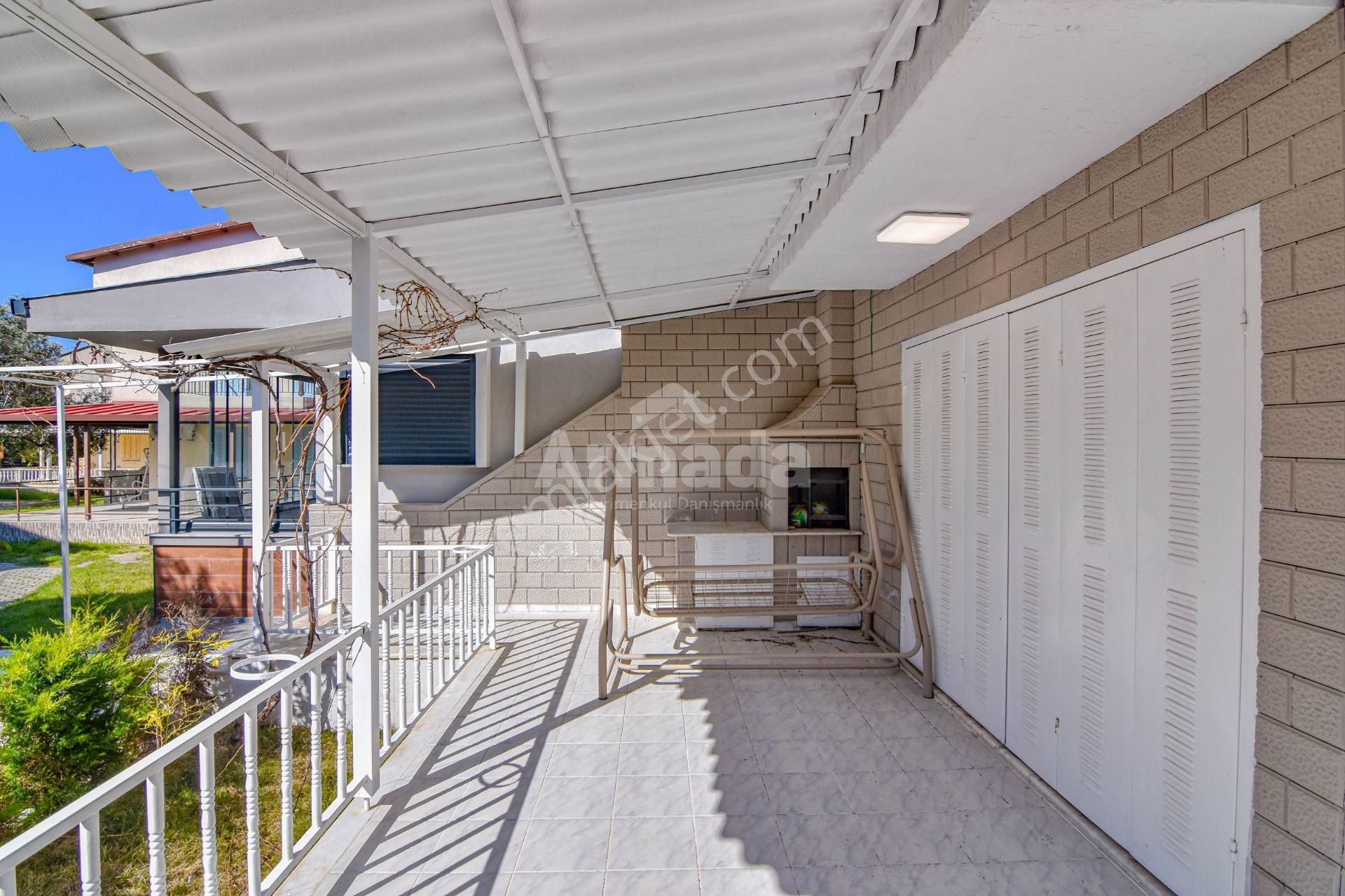 Kuşadası'nda Havuzlu Sitede Satılık 2+1 Villa - Görsel 23