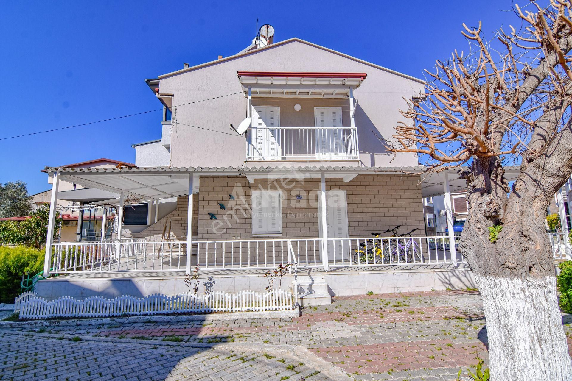 Kuşadası'nda Havuzlu Sitede Satılık 2+1 Villa