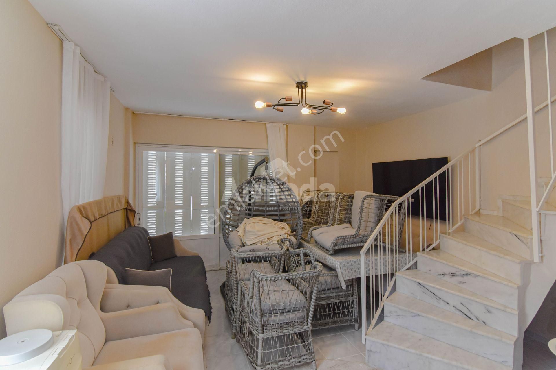 Kuşadası'nda Havuzlu Sitede Satılık 2+1 Villa - Görsel 2