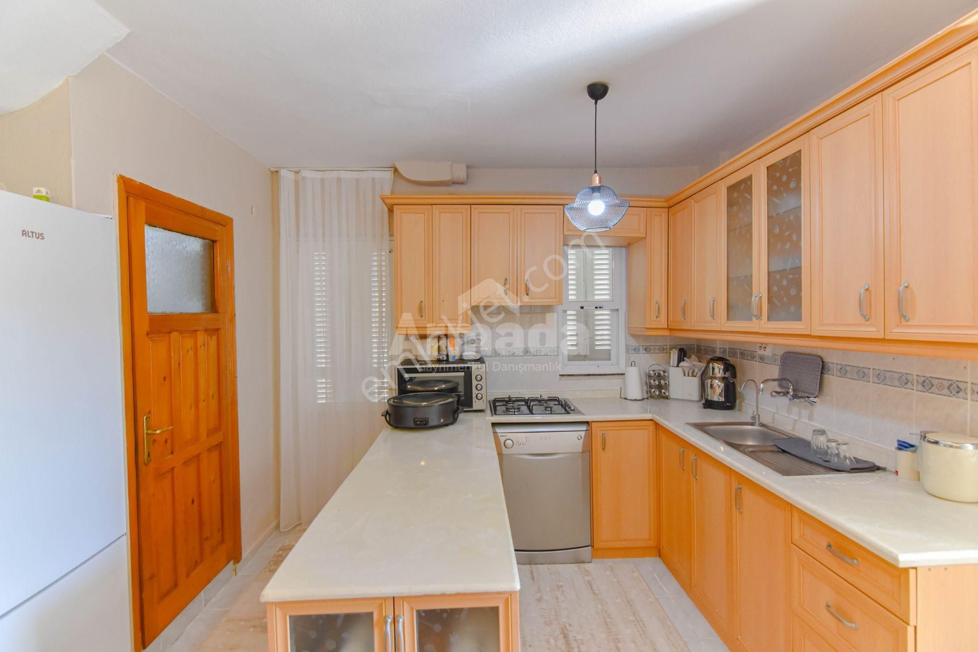 Kuşadası'nda Havuzlu Sitede Satılık 2+1 Villa - Görsel 6