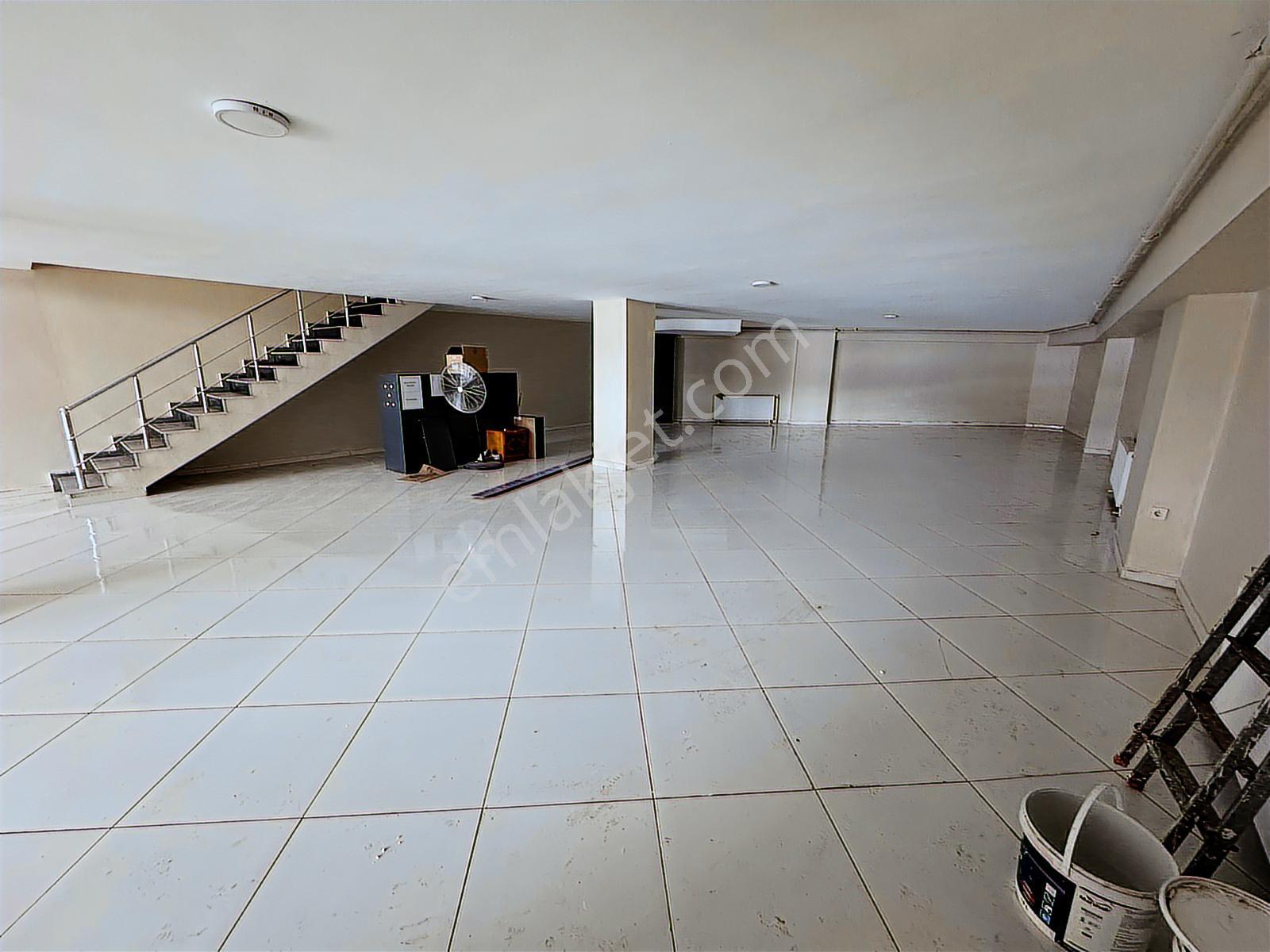 Emek Emlak'tan Ana Cadde Üzeri Kiralık 380 M2 Asma Katlı Dükkan - Görsel 3