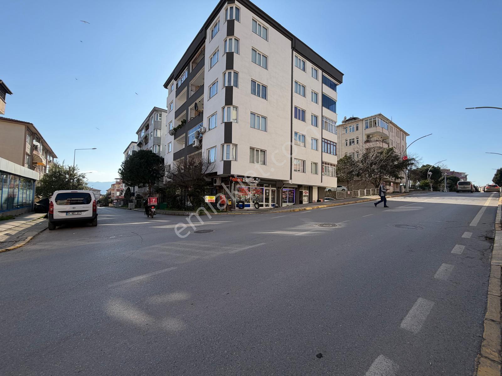Derince’de-cumhuriyet Caddesi Üzerinde-mükemmel Konumda-fırsat Dükkan