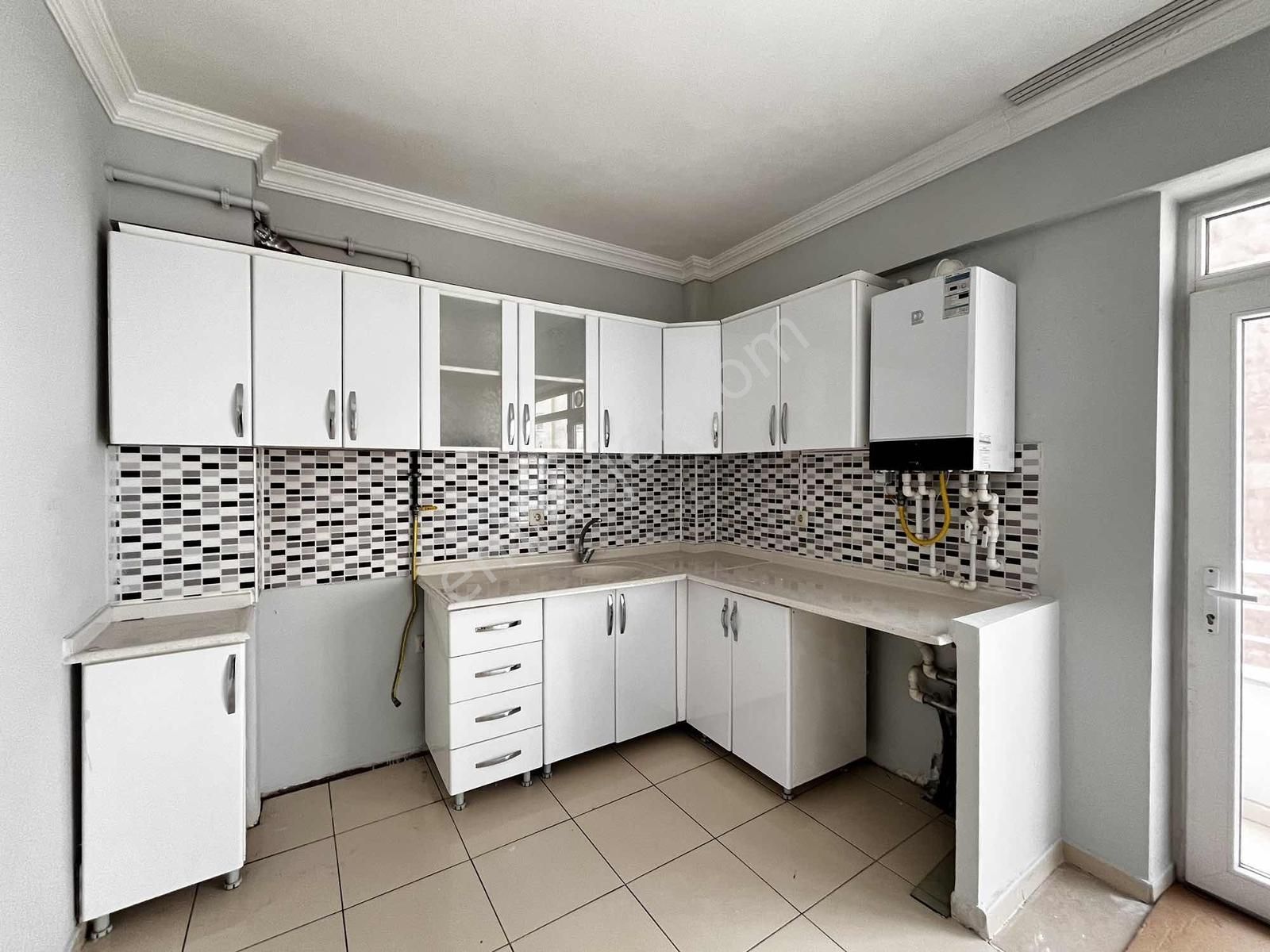 Harika Konumlu 3+1 Yüksek Kredi İmkanı Ebeveyn Banyolu Kombili - Görsel 12