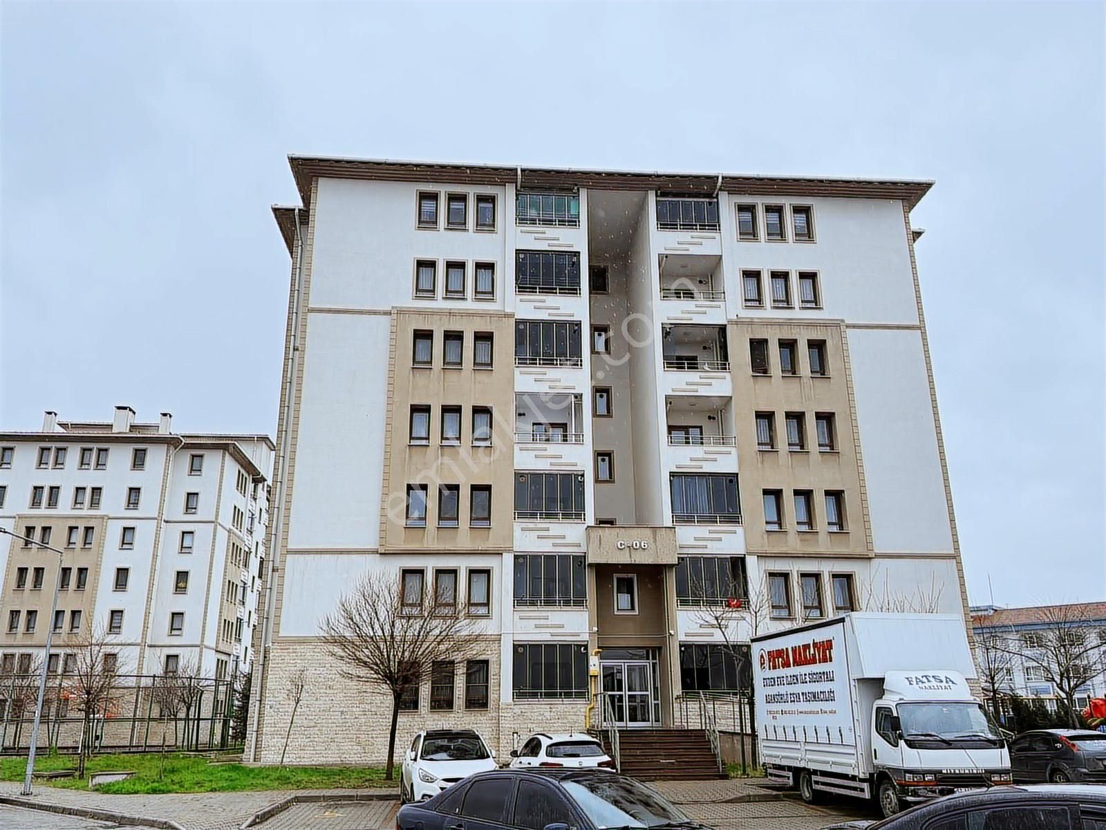 Yağmur Emlak'tan Toki'de Klimalı Vestiyerli 3+1 Satılık Daire