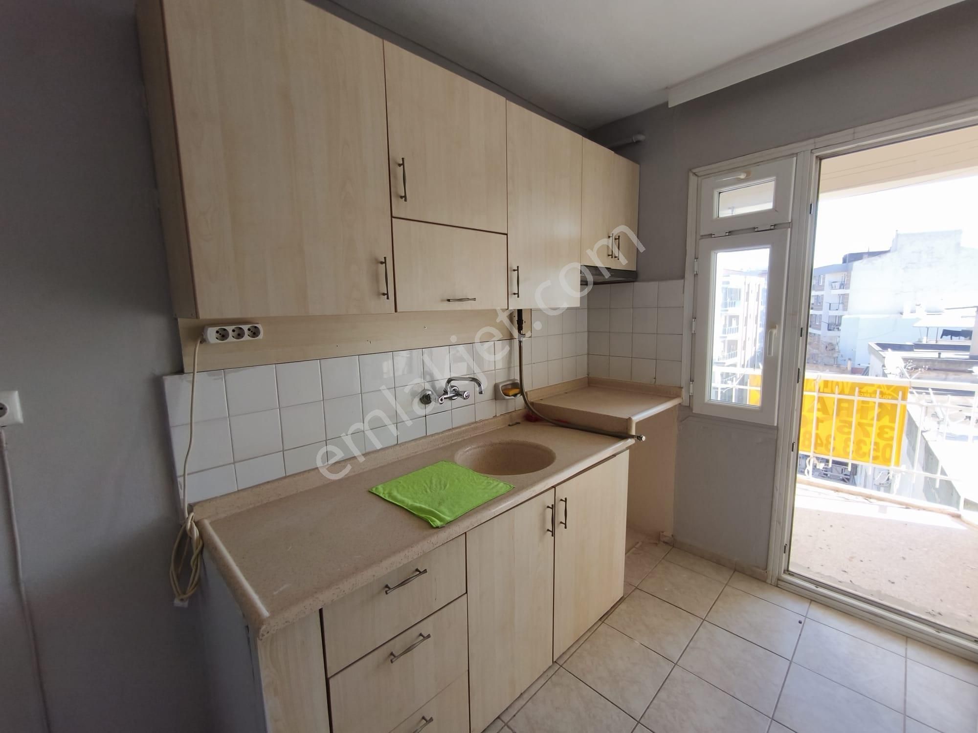 Bornova Merkeze 50 Mt. Arakat 3+1 Kiralık Daire