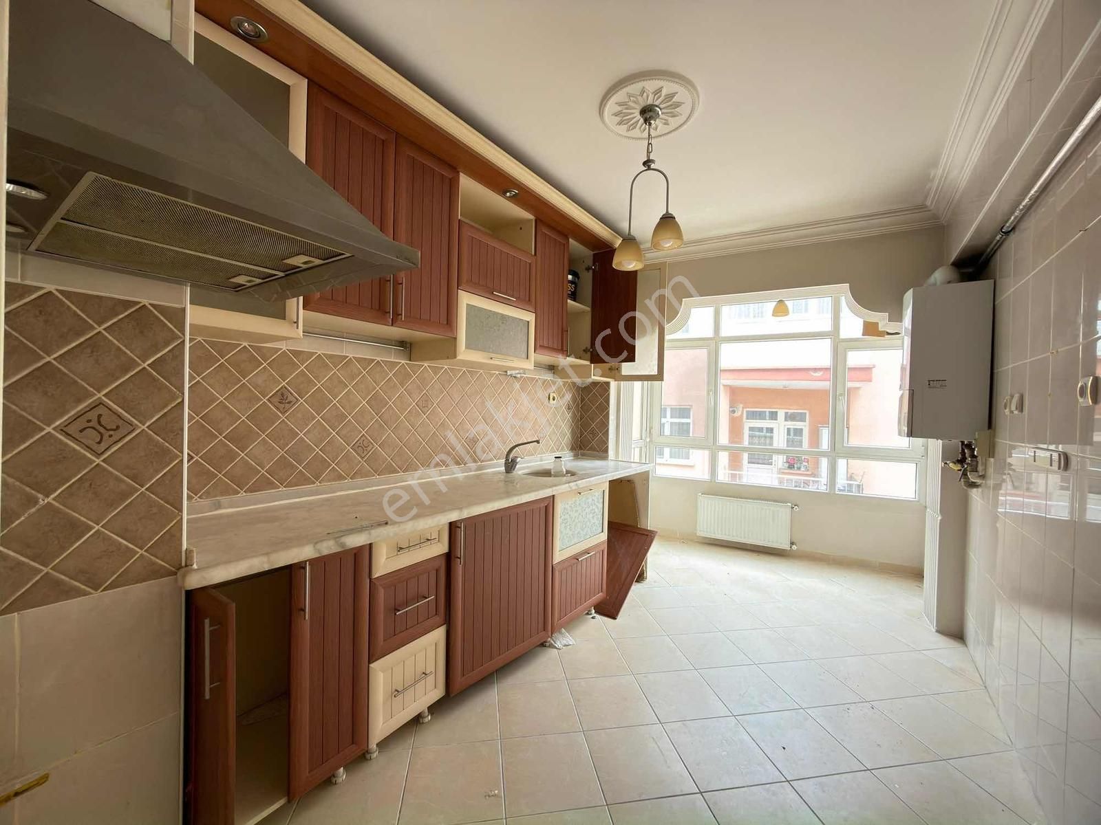 Etlik'te Hastane,okul,avm Yakını 1. Kat Ön Cephe 3+1 Yapılı