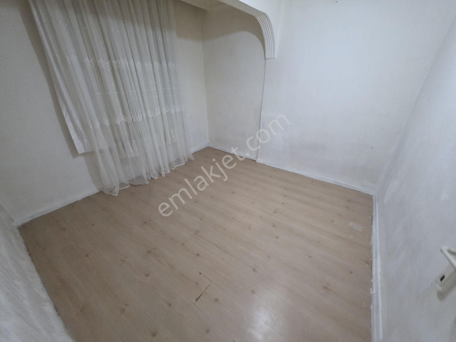 Mehmet Akifte Satılık 1+1 Bahçe Kat