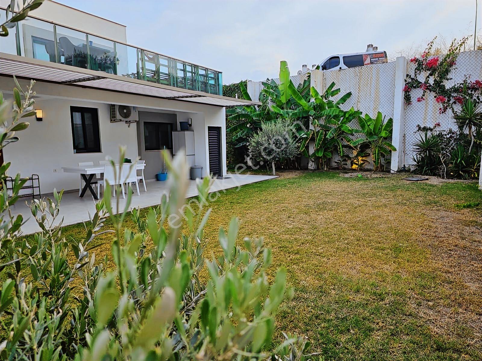 İzmir Çeşme Dalyan Havuzlu Sitede Özel Girişli Rezidans Daire