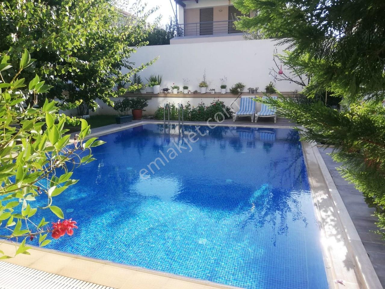 Alaçatı Çamlık Yol Havuzlu Geniş Bahçeli 4+2 Tripleks Villa - Görsel 8