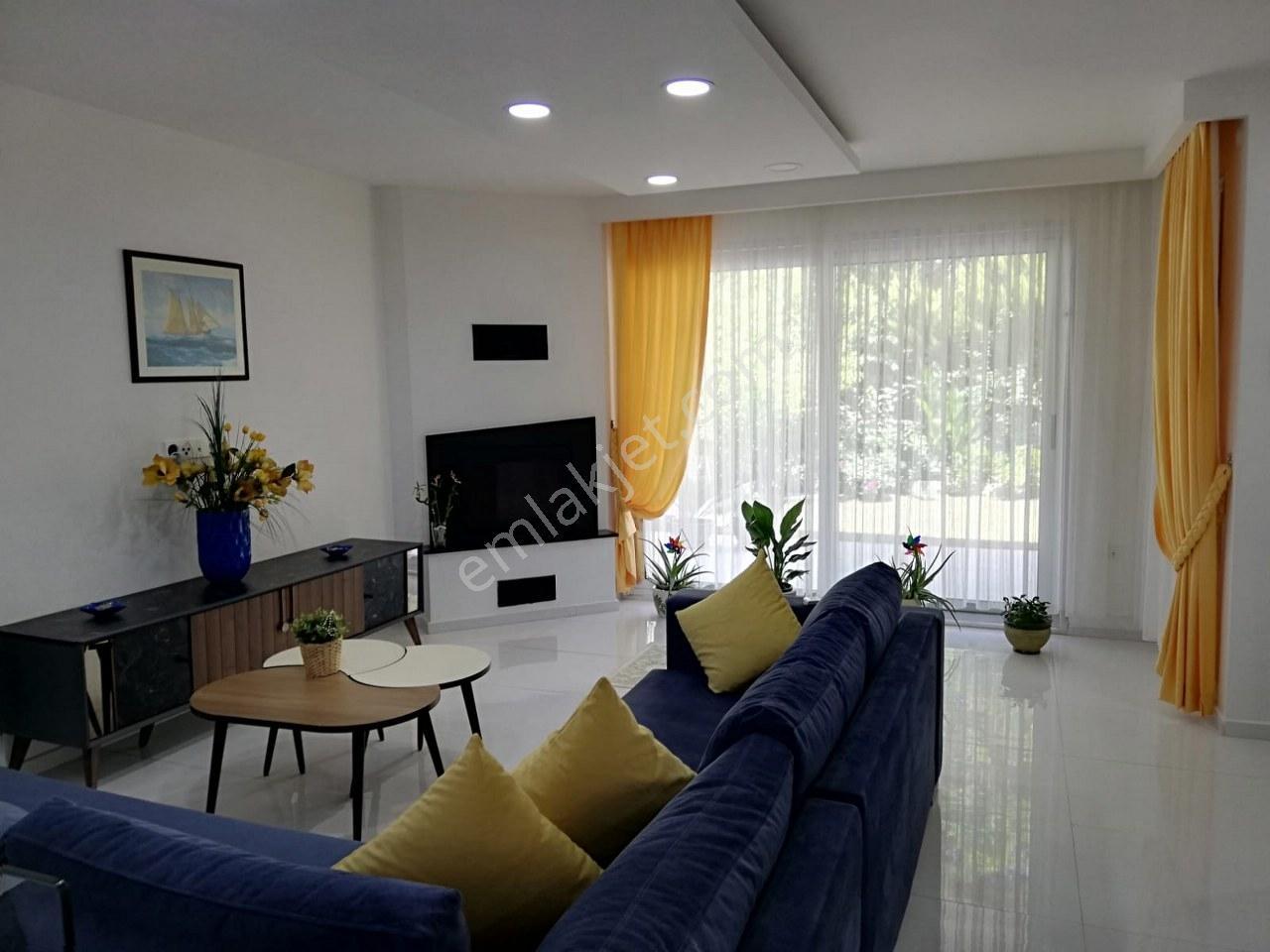 Alaçatı Çamlık Yol Havuzlu Geniş Bahçeli 4+2 Tripleks Villa - Görsel 17