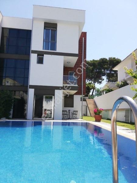 Alaçatı Çamlık Yol Havuzlu Geniş Bahçeli 4+2 Tripleks Villa - Görsel 26