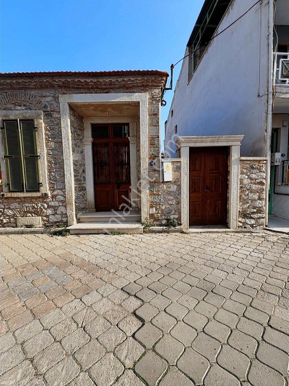 Merkezi Konumda, Bahçeli Ve Özgün Mimariye Sahip Satılık Rum Evi - Görsel 12